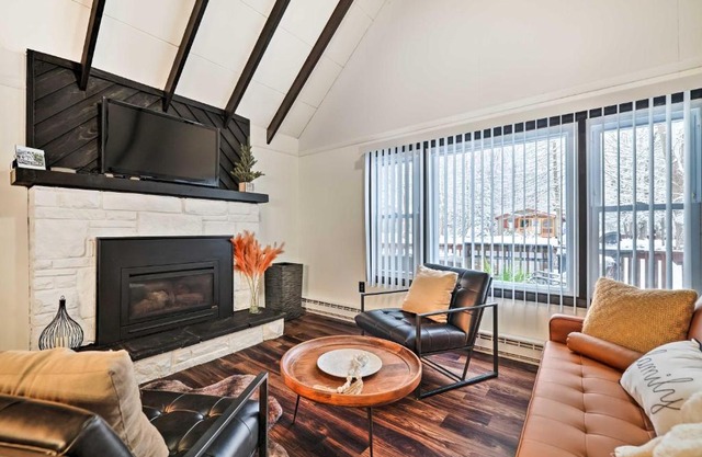 Pet-Friendly Cabin with Hot Tub in Pocono Lake!