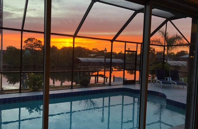 Pet Friendly Canal Front 3-Bedroom Grand Villa with Pool, Linai and Dock