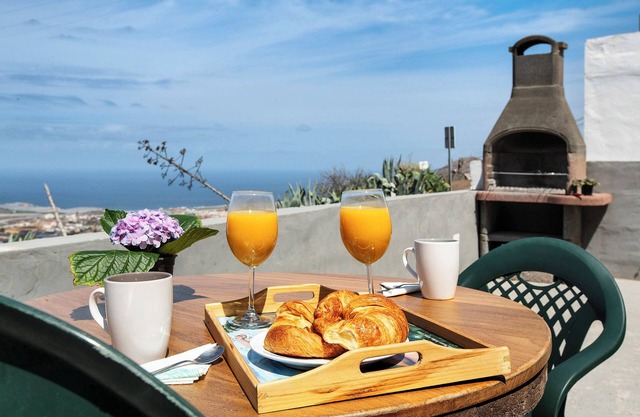 Pet-Friendly "Casa Buenavista" with Sea and Mountain Views, Private Terrace & Wi-Fi