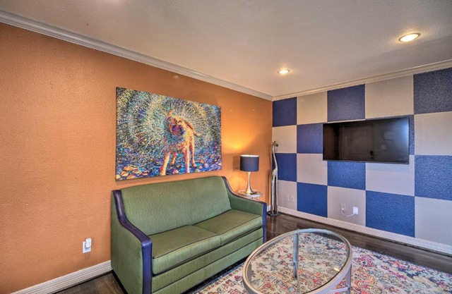 Pet-Friendly Condo in Houston with Community Grills