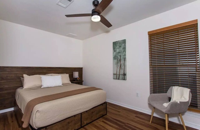 Pet-Friendly, Contemporary Home ✨5 min to Downtown✨