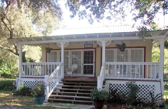 Pet friendly Country Bungalow under the Oaks