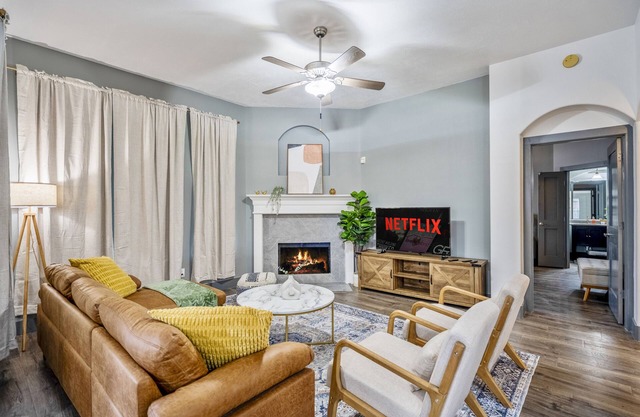 Pet-Friendly Cypress Charm, Cozy Vibes & Relaxing Retreat
