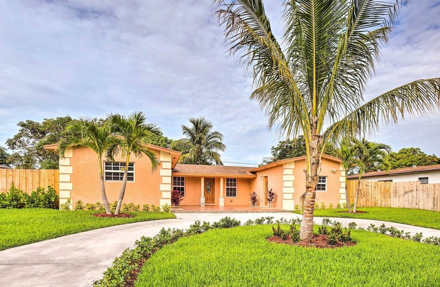 Pet-Friendly Delray Bungalow ~ 3 Mi to Beach!