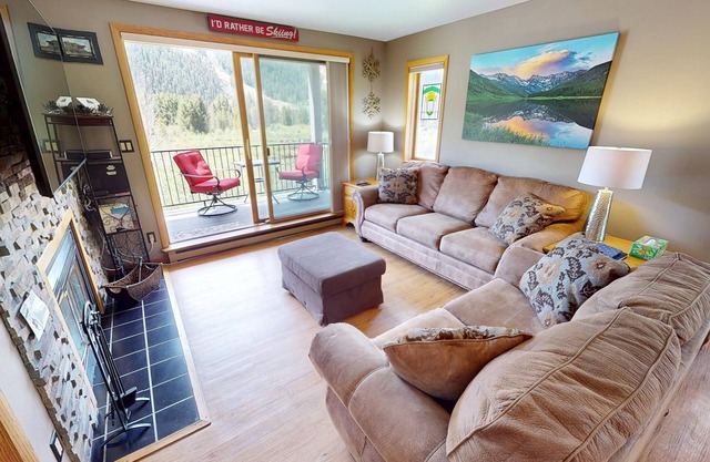 Pet Friendly End Unit! On River Trail. Walk/Shuttle to Keystone Dining, Shops