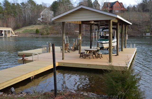 Pet friendly, Gently sloping lot, large dock, Quiet cove, Great swimming!