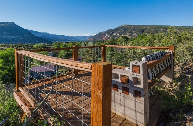 Pet Friendly Home - 5 Minutes to DGO - AC/Hot Tub/Pool Table - Deck w/Views