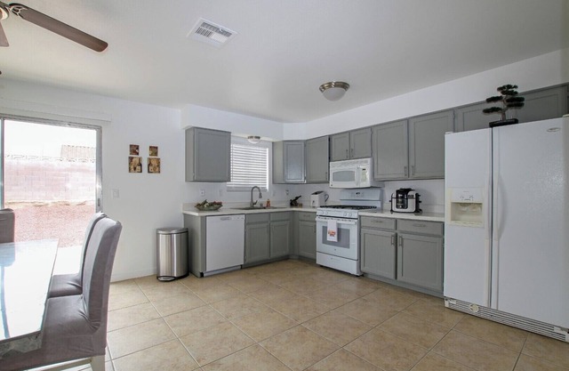 Pet-friendly home with 4 spacious bedrooms, 10 minutes to hospitals, college.