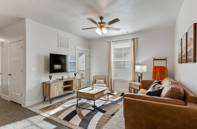 Pet Friendly! King Bed! 30+ Day stays welcome!