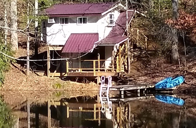Pet friendly Little House, Fire pit, paddle boat, 2 hammocks, porch swing, grill
