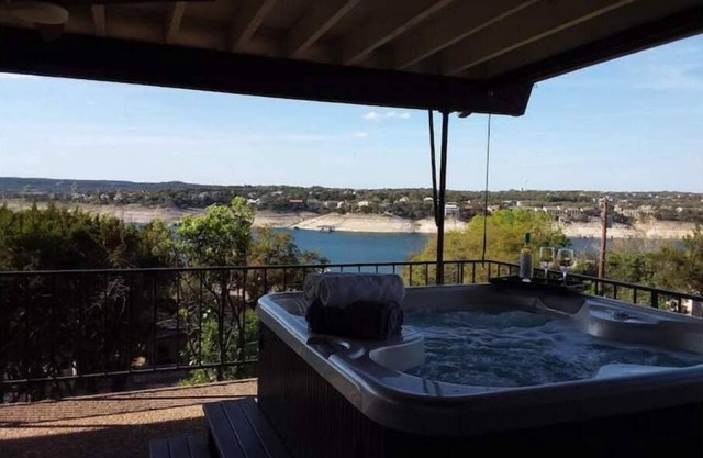 Pet Friendly- Luxury home- Amazing Views-Lake Travis-25min Downtown Austin