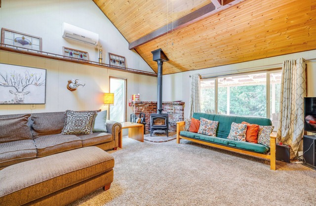Pet-Friendly Ocean Park Rental w/Outdoor Fire Pit