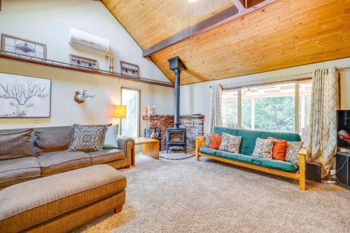 Pet-Friendly Ocean Park Rental with Outdoor Fire Pit