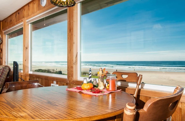 Pet friendly oceanfront home w/direct beach access in Lincoln City's Roads End!