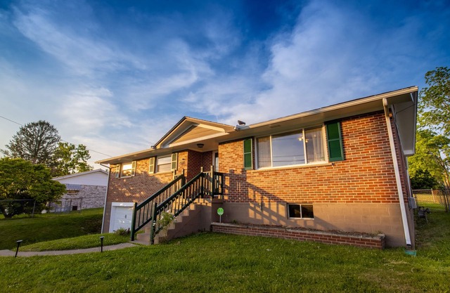 Pet Friendly*Pool Table*Heated Patio Green Door Getaway @ New River Gorge NP