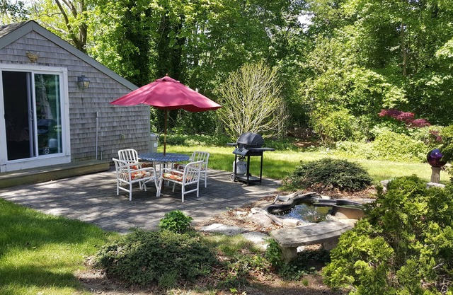 Pet Friendly Quiet Charming Cottage off the Beaten Path close to all amenities