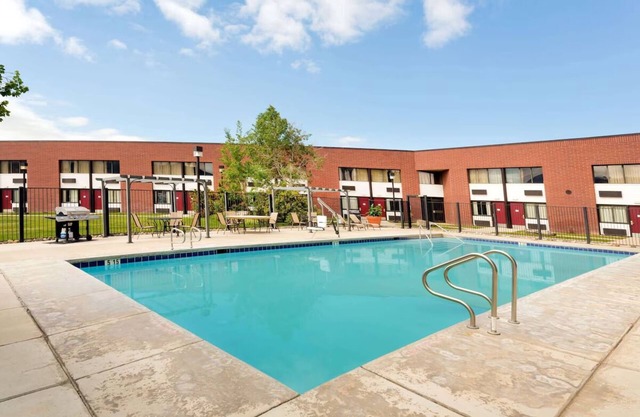 Pet-Friendly Retreat w/Pool Access & Breakfast! Near Dixie National Forest!