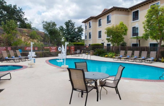 Pet-Friendly Rooms in Thousand Oaks! Five Units, Pool
