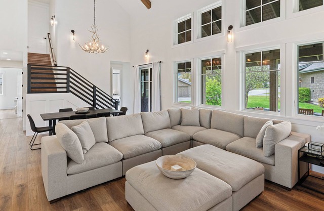 Pet Friendly, Sleeps 10 People, Private Hot Tub, High Speed WiFi & AC