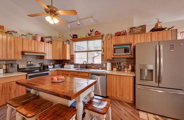 Pet-Friendly Strawberry Cottage w/Patio & Yard!
