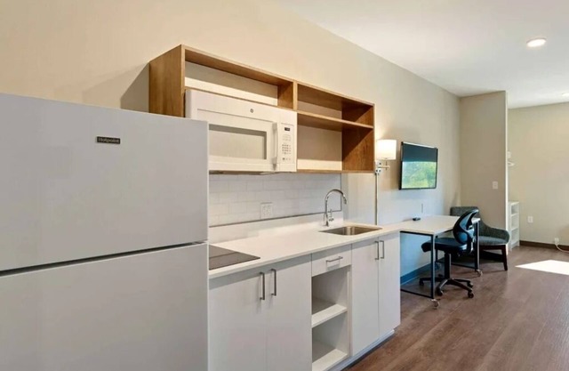 Pet-Friendly Suite Near Sparks Marina – Walking Distance