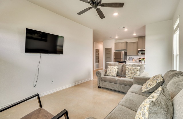 Pet-Friendly Temple Townhome: 6 Mi to Water Park