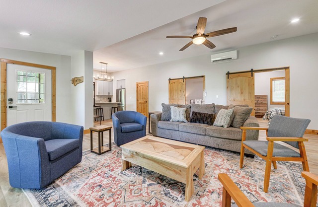 Pet-Friendly Waynesville Cabin w/Deck & Mtn Views