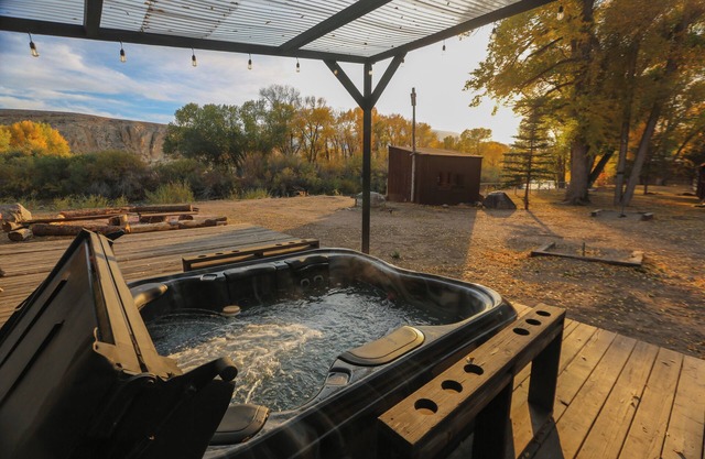 Pet-Friendly Wind River Deluxe Queen w/Mountain View, Hot tub & Parking