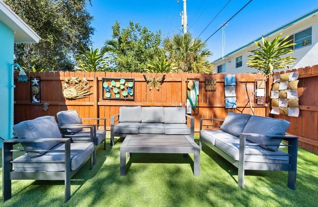 Petite Retreat - 2min walk downtown+Hot Tub+Wi-Fi