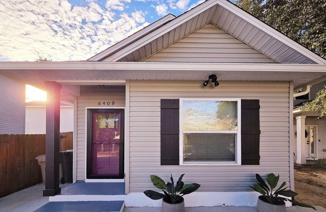 Petite Stay - Private 2bed/2bath house 4 min from Pensacola Airport with WiFi/AC