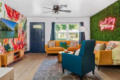 Pets Ok! Heated Pool Mins To 3 Sisters Spring!