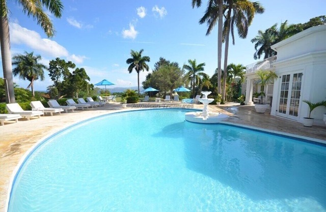 Pharos Villa 7-Fully staffed! Private pool Tennis!