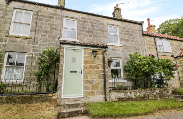 PHEASANT COTTAGE, character holiday cottage, with open fire in Danby