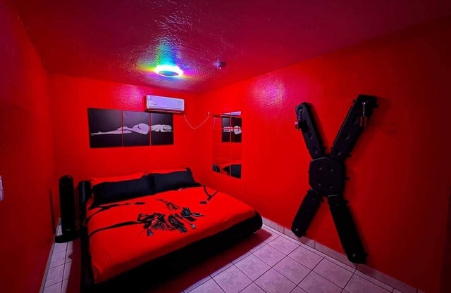 Phoenix Adult-Only Kink Guesthouse, RedRoomforAdults