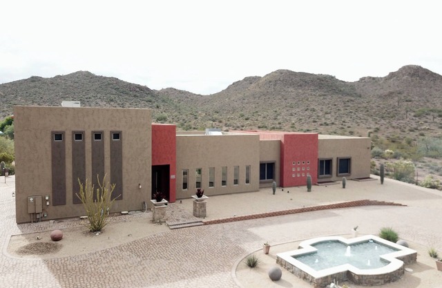 PICKLEBALL! Sleeps 22, 5800 FT, Private Oasis Estate,Pool, Fountains and Theater