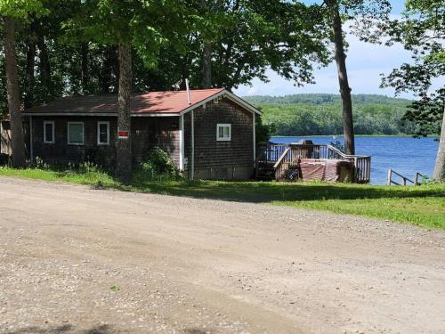 Picturesque lake-front cottage close to amenities