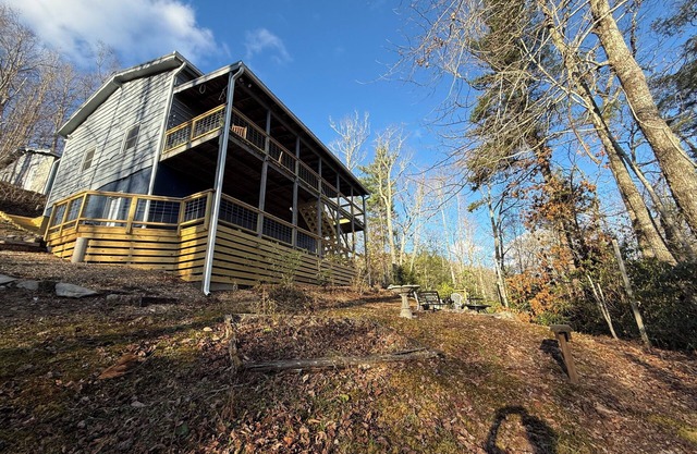 Piece of The Mountain! Charming cabin your perfect mountain getaway!