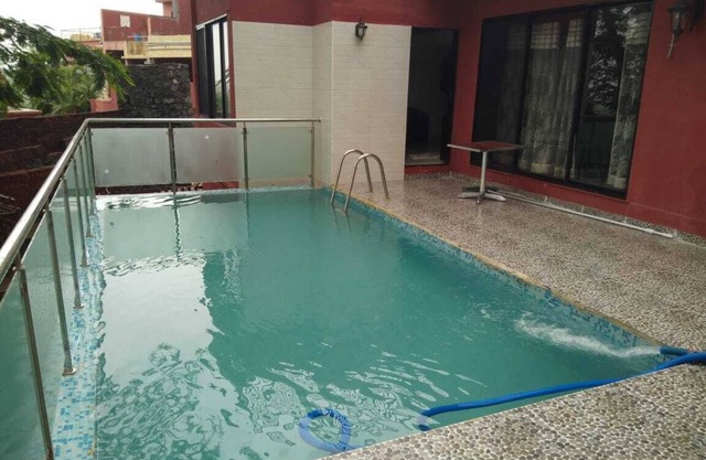 Pikasa 411, pool party villa