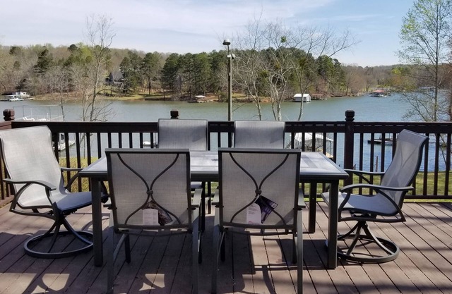 Pine Haven | Lake front home/w Dock, Cheerful 4 Bedroom Cottage/w Dock Max 6 ppl
