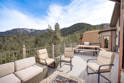 Pine Mountain Club Cabin with Private Deck and Views!