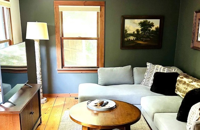Pine Tree Hideaway - Private Home in the Mad River Valley