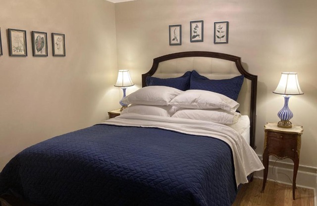 Pineapple House, Cozy Garden Apartment, City Center! Marble-Tiled Bathroom! FREE parking!