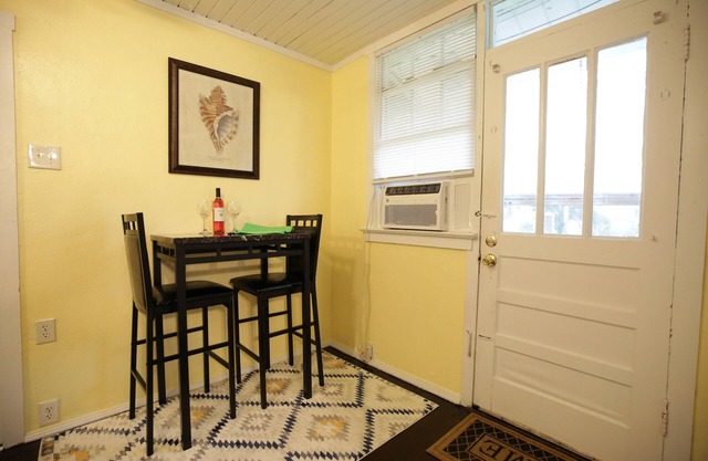 Pineapple Paradise: EPH, Close to Downtown, Beach!
