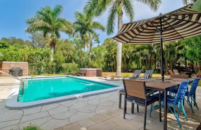 Pineapples House- POOL private SOUTH facing HOT TUB close to BEACHES -walkable