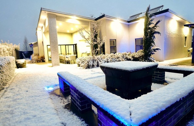 Pinecone Lodge - Luxury 4BR Home l EV Charger l Fire Pit l WiFi l BBQ l 4 Car Garage