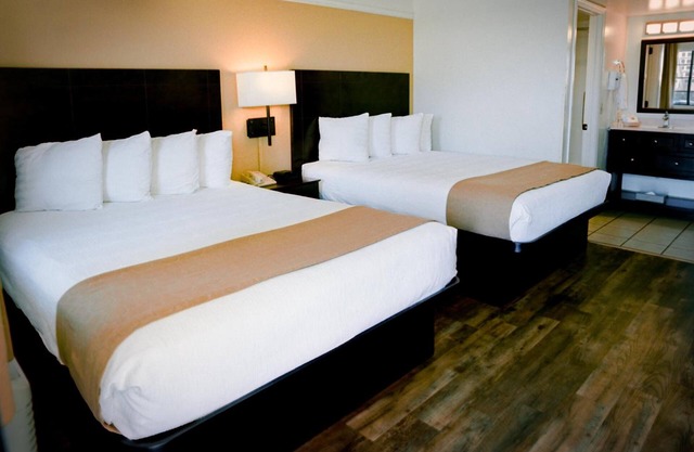 Pines Inn & Suites