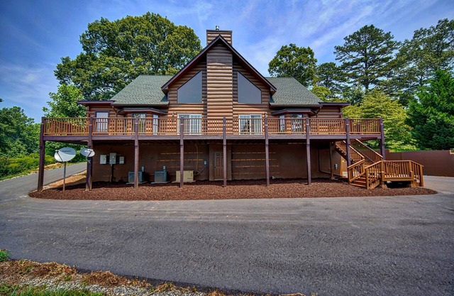 Pines Lodge - with a private pond & lake Views