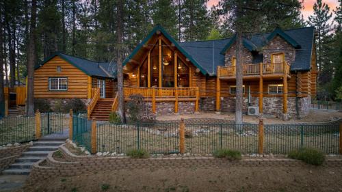 Pinetree Place by AvantStay Group Cabin w Hot Tub Minutes to the Lake
