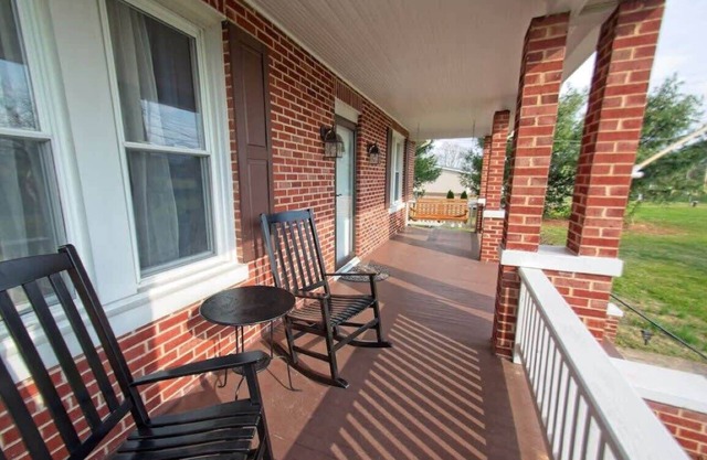 Ping-Pong & Near Caverns - Mtn. Farmhouse