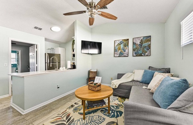 Pink Dolphin 3| Beachside Cottage| Walk Everywhere